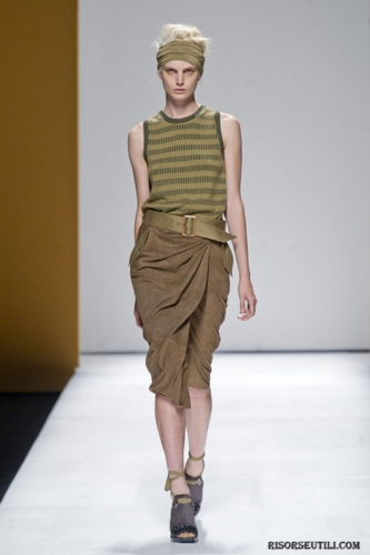 Max-Mara-fashion-brand-designer-trends-clothing-accessories-skirt-belt